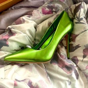 Metallic green pumps